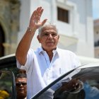 El candidato presidencial de Panamá por el partido Realizando Metas, José Raúl Mulino, gesticula tras asistir a una misa en la Catedral Metropolitana de Ciudad de Panamá el 4 de mayo de 2024.
Panamá celebrará elecciones presidenciales mañana. (Foto de JOHAN ORDONEZ / AFP)