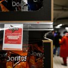 Cártel puesto en los establecimientos Carrefour anunciando que dejarán de vender los productos PepsiCo debido a un "aumento inaceptable" de los precios.