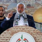 El líder del movimiento palestino Hamás, Ismail Haniyeh, habla en un acto público durante su visita a la ciudad de Saida, en el sur del Líbano.