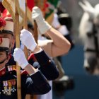 Tropas españolas desfilan durante el desfile militar del Día de las Fuerzas Armadas en Granada el 3 de junio de 2022.