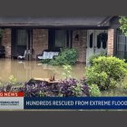 Captura de pantalla proporcionada por CBS Evening News con los destrozos que provocó en Texas la tormenta primaveral que azotó el estado el lunes, 6 de mayo.