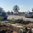 Tanques con una bandera israelí en Rafah.