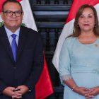 Esta foto difundida el 5 de marzo por el servicio de prensa de la Presidencia peruana muestra al primer ministro de Perú, Alberto Otarola (izq.), durante una ceremonia con la presidenta Dina Boluarte en el Palacio de Gobierno en Lima el 1 de marzo de 2024.