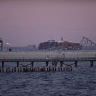 La estructura de acero del puente Francis Scott Key sobre el agua tras su derrumbe en Baltimore, Maryland, el 26 de marzo de 2024. El puente se derrumbó tras ser golpeado por un buque portacontenedores, lanzando varios vehículos y hasta 20 personas al puerto.