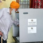 Un hombre deposita su papeleta para votar en un colegio electoral de Amritsar el 1 de junio de 2024, durante la séptima y última fase de la votación en las elecciones generales de la India. La votación en las elecciones de la India concluye el 1 de junio, con el primer ministro nacionalista hindú Narendra Modi como gran favorito para ganar un tercer mandato.