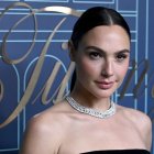 Gal Gadot camina por la alfombra mientras Tiffany & Co. celebra la reapertura de su tienda insignia en Nueva York 'The Landmark', Nueva York, NY, jueves 27 de abril de 2023.