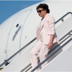 Amalija Knavs, madre de la Primera Dama Melania Trump, desembarca del Air Force One a su llegada al Aeropuerto Municipal de Morristown en Morristown en 2018,