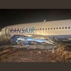 Captura de pantalla del avión Boeing 737-300 que sufrió un accidente el jueves 9 de mayo de 2024 en el aeropuerto internacional de Dakar, en Senegal.