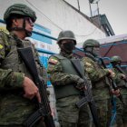 Militares ecuatorianos en las calles