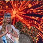 La checa Krystyna Pyszkova saluda al público tras ganar el 71º certamen de Miss Mundo en el Jio World Convention Centre de Mumbai el 9 de marzo,