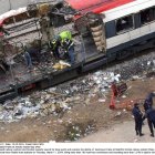 Trabajadores ferroviarios españoles y expertos forenses buscan restos mortales y examinan los escombros de los trenes destruidos en la estación de Atocha de Madrid el viernes 12 de marzo de 2004.