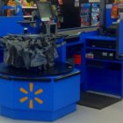 Imagen de las máquinas de autopago de Walmart. Este mecanismo se retirará gradualmente a lo largo del año.