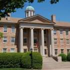 Edificio Sur de la Universidad de Carolina del Norte en Chapel Hill, Carolina del Norte.