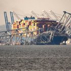 Parte de la estructura de acero del puente Francis Scott Key se encuentra encima del buque portacontenedores Dali después de que el puente colapsara en Baltimore