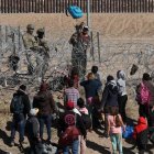 Los miembros de la Guardia Nacional de Texas impiden el acceso a un conjunto de migrantes que buscan asilo en los Estados Unidos