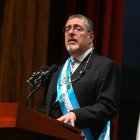 El nuevo presidente de Guatemala, Bernardo Arévalo, pronuncia un discurso tras jurar el cargo durante su ceremonia de investidura en el Centro Cultural Miguel Ángel Asturias de Ciudad de Guatemala, el 14 de enero de 2024.