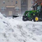 Un tractor quita la nieve de un estacionamiento en Ankeny, Iowa, el 12 de enero de 2024 | AFP