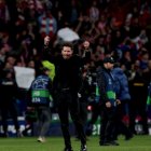 Diego Pablo 'Cholo' Simeone celebra la victoria del Atético de Madrid frente al Inter de Milán en los octavos de final de la Champions League sobre el césped del estadio Nuevo Metropolitano.