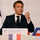 El presidente de Francia, Emmanuel Macron, pronuncia un discurso durante una reunión con altos cargos del Gobierno en París