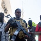 El líder de la banda armada Jimmy "Barbecue" Cherizier y sus hombres en Puerto Príncipe, Haití