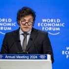 El presidente de Argentina, Javier Milei, pronuncia un discurso en la reunión del Foro Económico Mundial (FEM) en Davos el 17 de enero de 2024. (Foto de Fabrice Coffrini / AFP)
