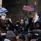 Imagen de archivo de una mujer ondeando banderas de Israel y de los Estados Unidos de América durante una concentración que exige la liberación de los rehenes israelíes secuestrados por Hamás en la plaza Dag Hammarskjold, frente a la sede de la ONU.
