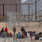 Migrantes solicitantes de asilo esperan ser procesados por la Patrulla Fronteriza de Estados Unidos después de haber cruzado el río Grande desde Ciudad Juárez, estado de Chihuahua, México