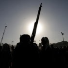 Hombres armados protestan contra la operación internacional en Yemen.