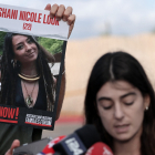 Una persona sostiene un cartel con la imagen de Shani Louk durante una manifestación en Israel días después de la masacre del 7 de octubre (Imagen de archivo/AFP)