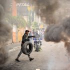 Un manifestante quema neumáticos durante una manifestación que pedía la dimisión del primer ministro Ariel Henry en Puerto Príncipe el 7 de febrero de 2024.