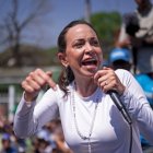 La líder de la oposición venezolana, María Corina Machado, habla con sus partidarios durante una manifestación en Mariara, estado de Carabobo, Venezuela