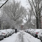 Un hombre limpiando la nieve de su automóvil en Washington durante la tormenta invernal registrada el 19 de enero de 2024.