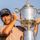 Xander Schauffele de los Estados Unidos celebra con el trofeo después de ganar el 2024 PGA Championship Golf Tournament el 19 de mayo de 2024 en Louisville.