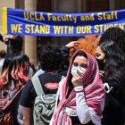 Estudiantes y activistas propalestinos se reúnen en un campamento mientras se manifiestan en la Universidad de California en Los Ángeles (UCLA) el 25 de abril de 2024, en Los Ángeles, California. Los campus universitarios de todo Estados Unidos se prepararon para nuevas protestas de estudiantes propalestinos, prolongando una semana de enfrentamientos cada vez más violentos con la policía, detenciones masivas y acusaciones de antisemitismo.
