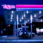 Imagen de archivo de una estación de servicio de Exxon por la noche.