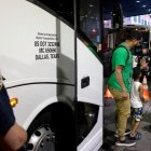 Un grupo de inmigrantes, que abordaron un autobús en Texas, llegan a la terminal de autobuses de la Autoridad Portuaria en la ciudad de Nueva York