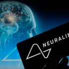 Imagen de una mano sosteniendo un teléfono con el logo de Neuralink sobre otra imagen de un cerebro humano generado artificialmente.