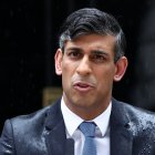 El primer ministro británico, Rishi Sunak, pronuncia un discurso para anunciar el 4 de julio como fecha de las próximas elecciones generales del Reino Unido, en el número 10 de Downing Street, en el centro de Londres, el 22 de mayo de 2024. El Reino Unido acudirá a las urnas el 4 de julio de 2024, en unas elecciones generales largamente esperadas y convocadas por el primer ministro Rishi Sunak el miércoles. La votación, la tercera desde el referéndum sobre el Brexit en 2016 y la primera en julio desde 1945, se produce en un momento en que Sunak trata de aprovechar la mejora de los datos económicos para atraer a los votantes afectados por las subidas del coste de la vida.