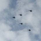 Aviones militares chinos sobrevuelan el Estadio Nacional "Nido de Pájaro" mientras participan en un ensayo antes de un desfile militar