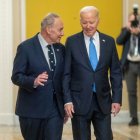 El presidente de los Estados Unidos Joe Biden y el líder de la mayoría del Senado de EE.UU. Chuck Schumer (demócrata de Nueva York) caminan para unirse a los demócratas del Senado para un almuerzo político en el Capitolio de EE.UU. en Washington, DC, EE.UU. 02 de marzo 2023