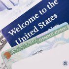 Imagen de un cartel que dice "Bienvenido a los Estados Unidos" y documentación para los inmigrantes legales