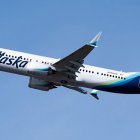 Avión de Alaska Airlines. La compañía volverá a operar los Boeing 737 Max 9 tras recibir el visto bueno de la FAA el miércoles 24 de enero de 2024.