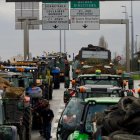 Los agricultores franceses protestan por la subida de los precios del combustible y de los impuestos.