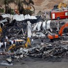 Funcionarios limpian los restos carbonizados en el lugar del incendio ocurrido  en las instalaciones de un parque de atracciones en Rajkot, en el estado indio de Gujarat, el 26 de mayo de 2024.