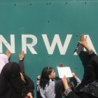 Mujeres palestinas participan en una protesta contra posibles reducciones de los servicios y la ayuda ofrecidos por la Agencia de Naciones Unidas para los Refugiados Palestinos en Oriente Próximo (UNRWA), frente a la sede de la UNRWA en la ciudad de Gaza 16 de agosto de 2015.