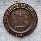 El sello del edificio del Departamento del Tesoro de los Estados Unidos se ve en Washington, DC