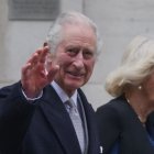 El rey Carlos III y la reina Camilla abandonan la London Clinic, en el centro de Londres, donde el rey Carlos se sometió a una intervención para tratar el agrandamiento de la próstata.