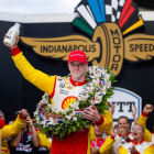 Josef Newgarden celebra su victoria en las 500 millas de Indianápolis.