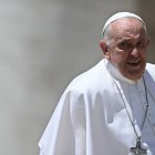 El Papa Francisco abandona una misa en el Día Mundial del Niño en la Basílica de San Pedro en el Vaticano