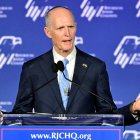 El senador estadounidense Rick Scott (R-FL) habla durante una cena de Shabat el día de la inauguración de la cumbre de liderazgo de la Coalición Judía Republicana en el Centro de Conferencias Venetian en Las Vegas